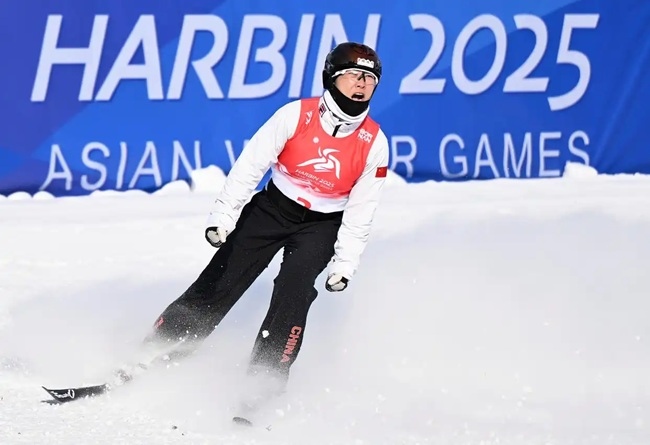 2月9日，徐夢桃在完成動作后慶祝。新華社記者 夏一方攝