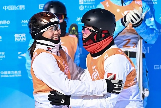 2月10日，中國(guó)隊(duì)選手李心鵬（前右）與徐夢(mèng)桃慶祝。新華社記者 楊晨光攝