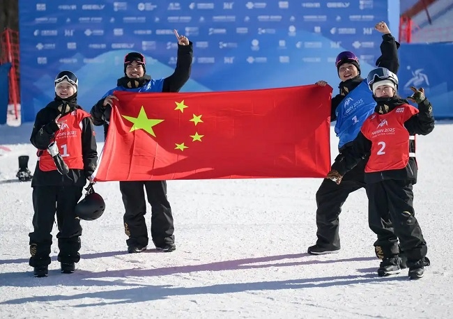 2月10日，中國隊選手張小楠、楊文龍、姜鑫杰與熊詩芮（從左至右）在比賽后慶祝。新華社記者 楊青攝