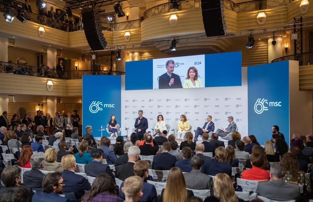 2024年2月18日，慕安會(huì)主席克里斯托夫·霍伊斯根（中左二）在德國(guó)慕尼黑舉行的第60屆慕尼黑安全會(huì)議上發(fā)表閉幕致辭。新華社記者 張帆 攝