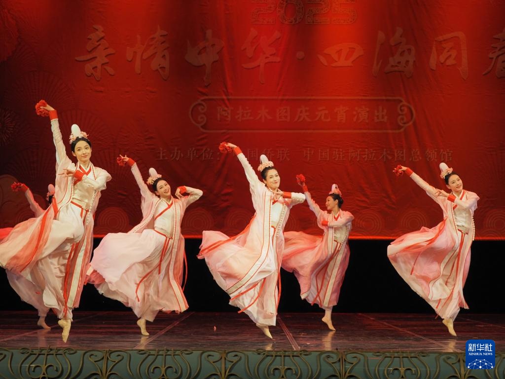 2月11日，在哈薩克斯坦阿拉木圖的阿拜國家歌劇和芭蕾舞劇院，中國演員表演舞蹈《元日霓裳》。新華社記者 趙宇 攝