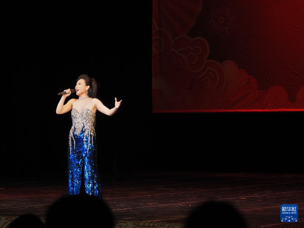 2月11日，歌手在哈薩克斯坦阿拉木圖的阿拜國家歌劇和芭蕾舞劇院演唱歌曲。新華社記者 趙宇 攝