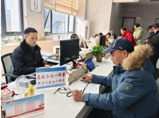 市民在 “高效辦成一件事” 窗口辦理業(yè)務(wù)。彭雪松攝