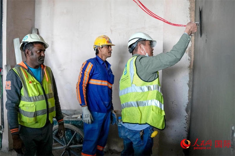 抹灰。人民網(wǎng)塔里克·易卜拉欣攝