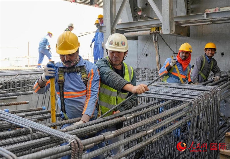 扎鋼筋。人民網(wǎng)塔里克·易卜拉欣攝