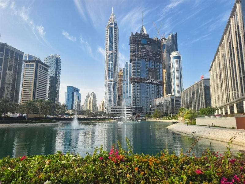 正在建設中的卡瓦利卡薩高層住宅項目（圖中有腳手架建筑）。 中建中東供圖 