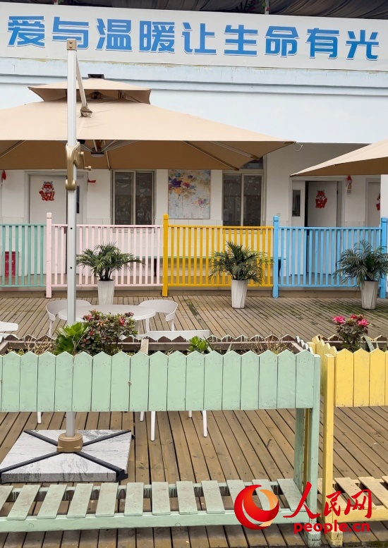 為讓“老小孩”住著開(kāi)心，南泉鎮(zhèn)衛(wèi)生院設(shè)計(jì)成幼兒園風(fēng)格。人民網(wǎng) 陳葉欣攝