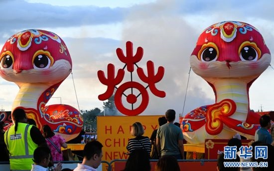 圖為游客在2025年奧克蘭元宵燈節(jié)游覽。（圖片由奧克蘭中國文化中心提供）