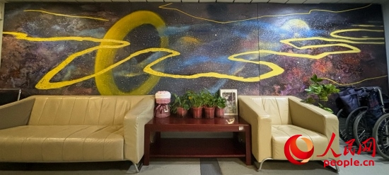 清華長庚醫(yī)院掛著一幅名為“生命長河”的畫，家屬將離世親人的名字寫在上面。人民網(wǎng) 陳葉欣攝