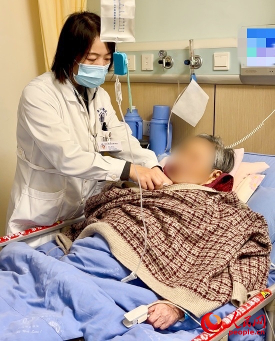 廖澤燕為張婆婆聽診。人民網(wǎng)記者 金慧慧攝