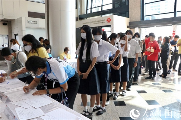 獻(xiàn)血者排隊(duì)填寫報(bào)名表。朱瀟逸攝