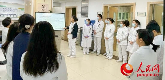 華西第四醫(yī)院姑息醫(yī)學(xué)科交班會上，護士介紹患者情況。人民網(wǎng)記者 金慧慧攝