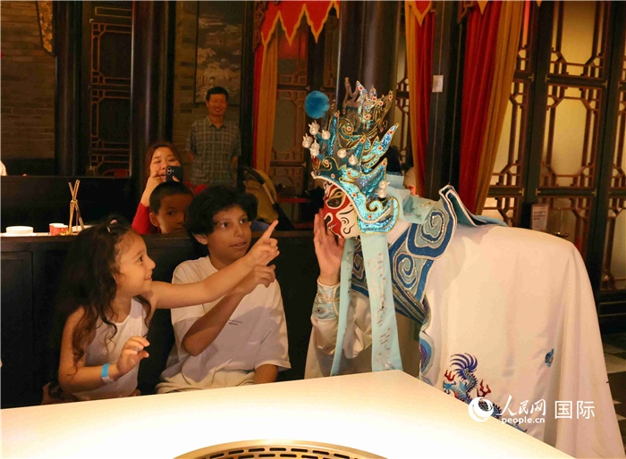 迪拜火鍋店里的川劇變臉表演。 人民網(wǎng)記者 管克江攝