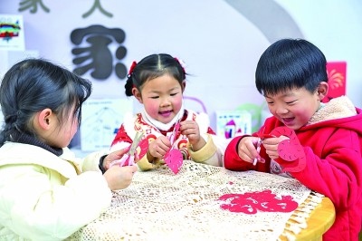 圖為孩子們在老師指導下制作蛇年主題剪紙。 新華社記者 徐昱攝