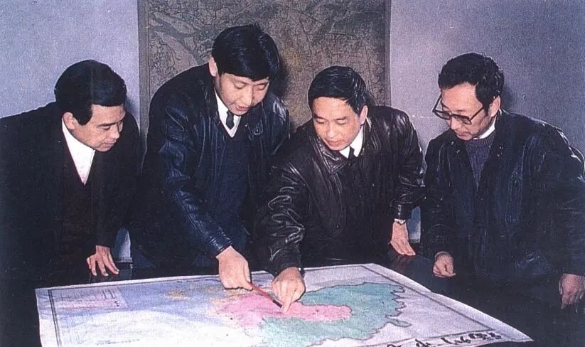 1991年12月，習(xí)近平與同事討論福州市戰(zhàn)略規(guī)劃設(shè)想。（圖源：《習(xí)近平在福州》）