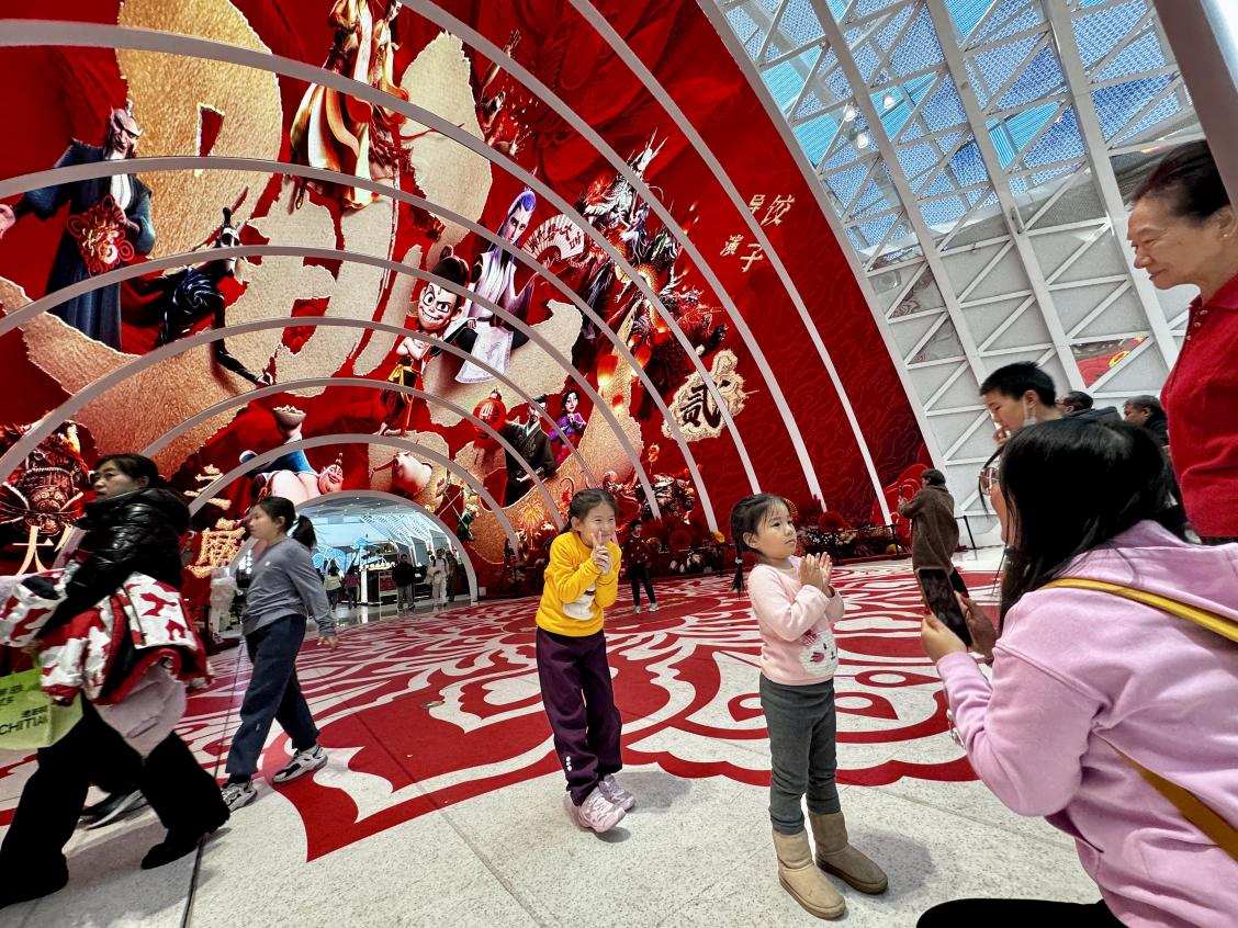 乙巳蛇年春節(jié)期間，影迷在《哪吒之魔童鬧海》巨幅海報(bào)前拍照打卡。