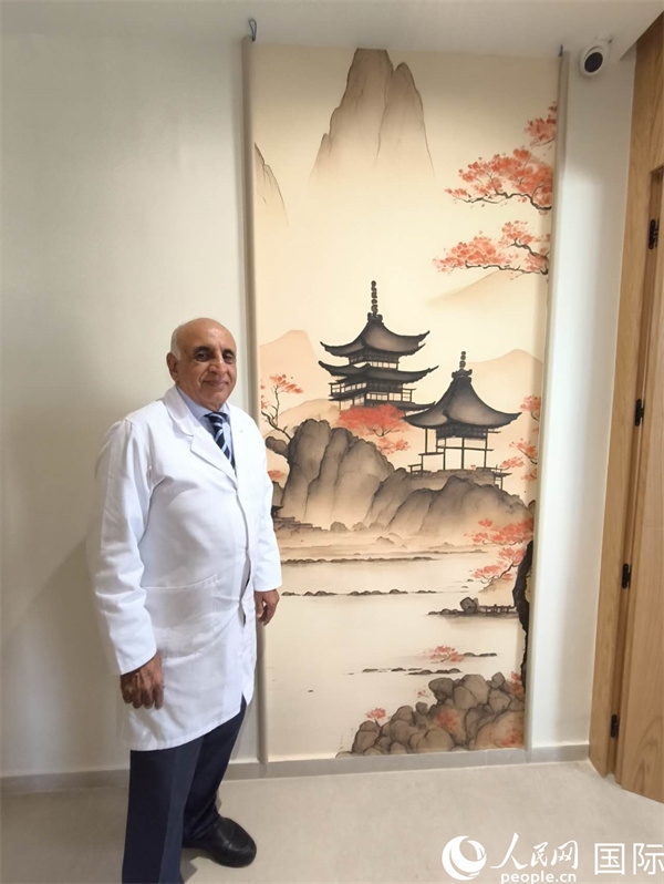 哈利勒的診所中國(guó)元素很濃。人民網(wǎng)記者 黃培昭攝