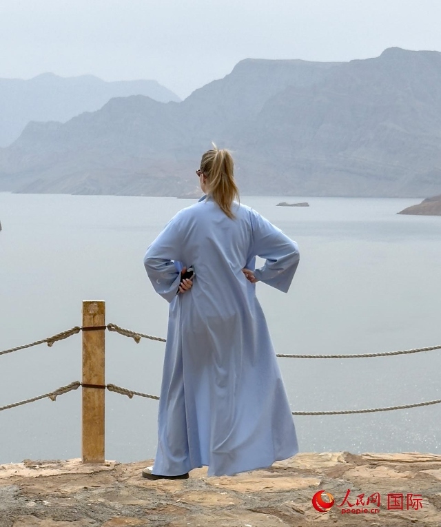 圖為一名游客正在俯瞰阿拉伯灣。人民網 塔里克·易卜拉欣攝