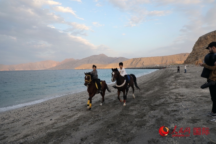 圖為游客在穆桑代姆一處海灘公園休閑玩耍。人民網記者 沈小曉攝