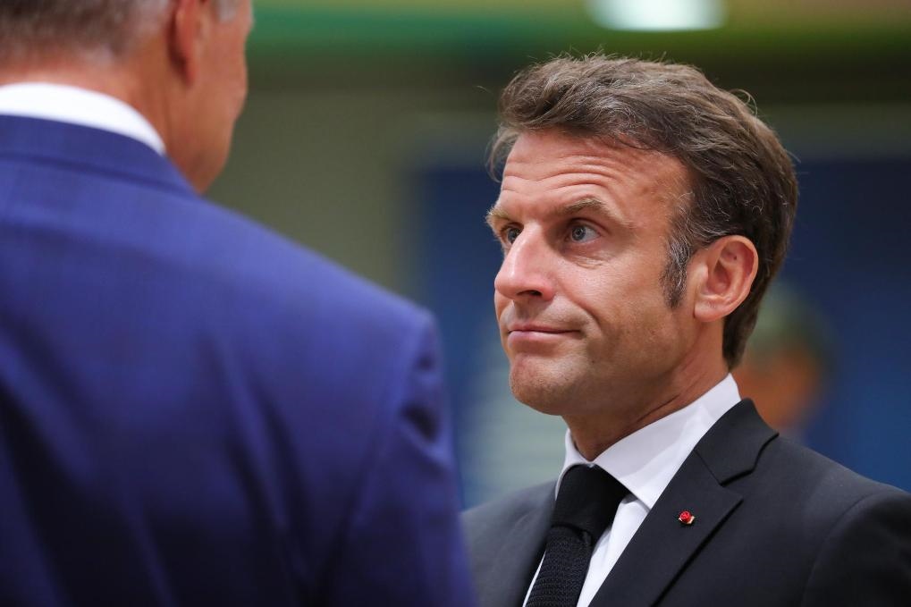 2023年6月29日，在比利時布魯塞爾，法國總統(tǒng)馬克龍（右）準(zhǔn)備出席歐盟峰會。新華社記者鄭煥松攝