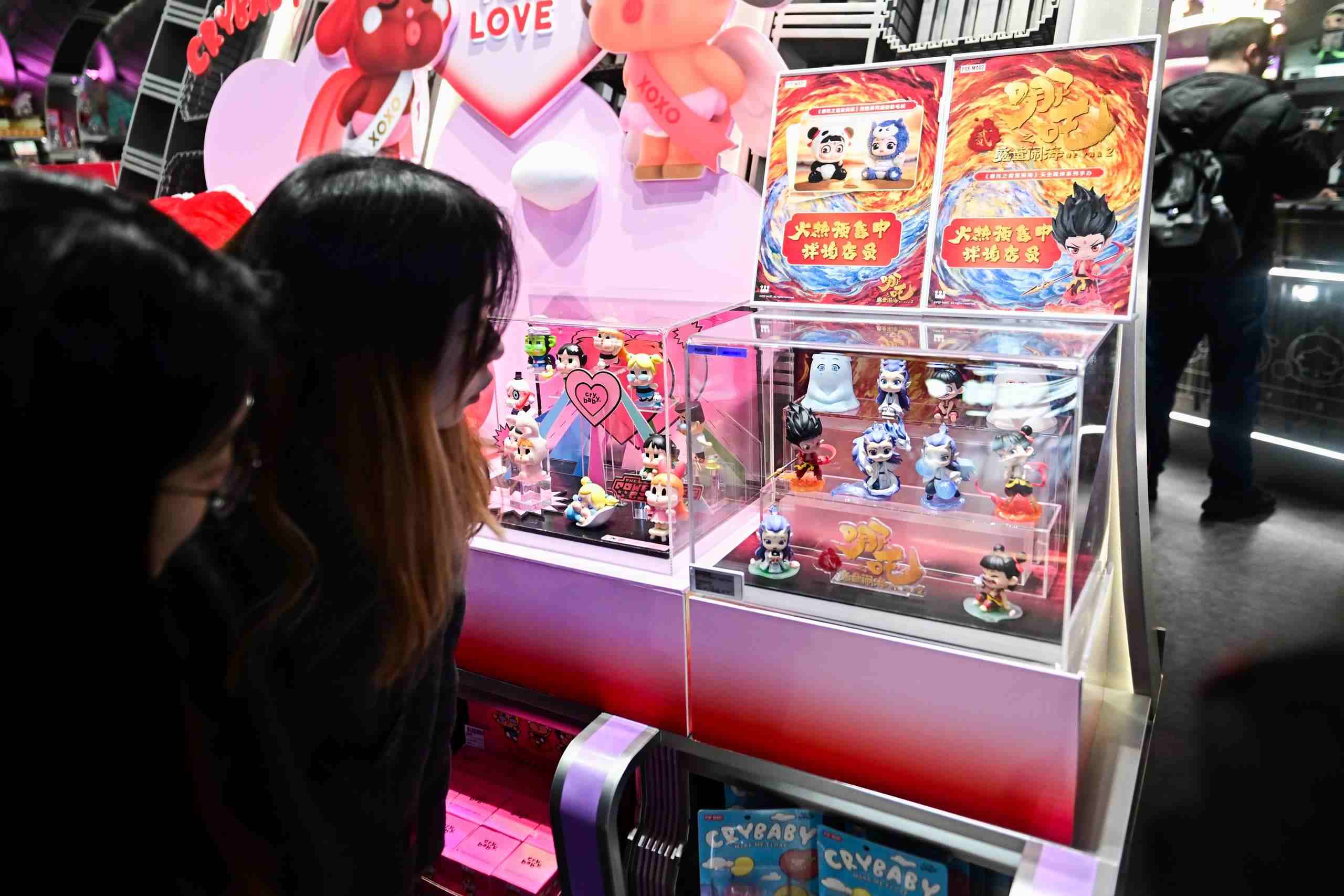 △2025年2月22日，上海，市民在圍觀《哪吒之魔童鬧?！废嚓P(guān)手辦盲盒。