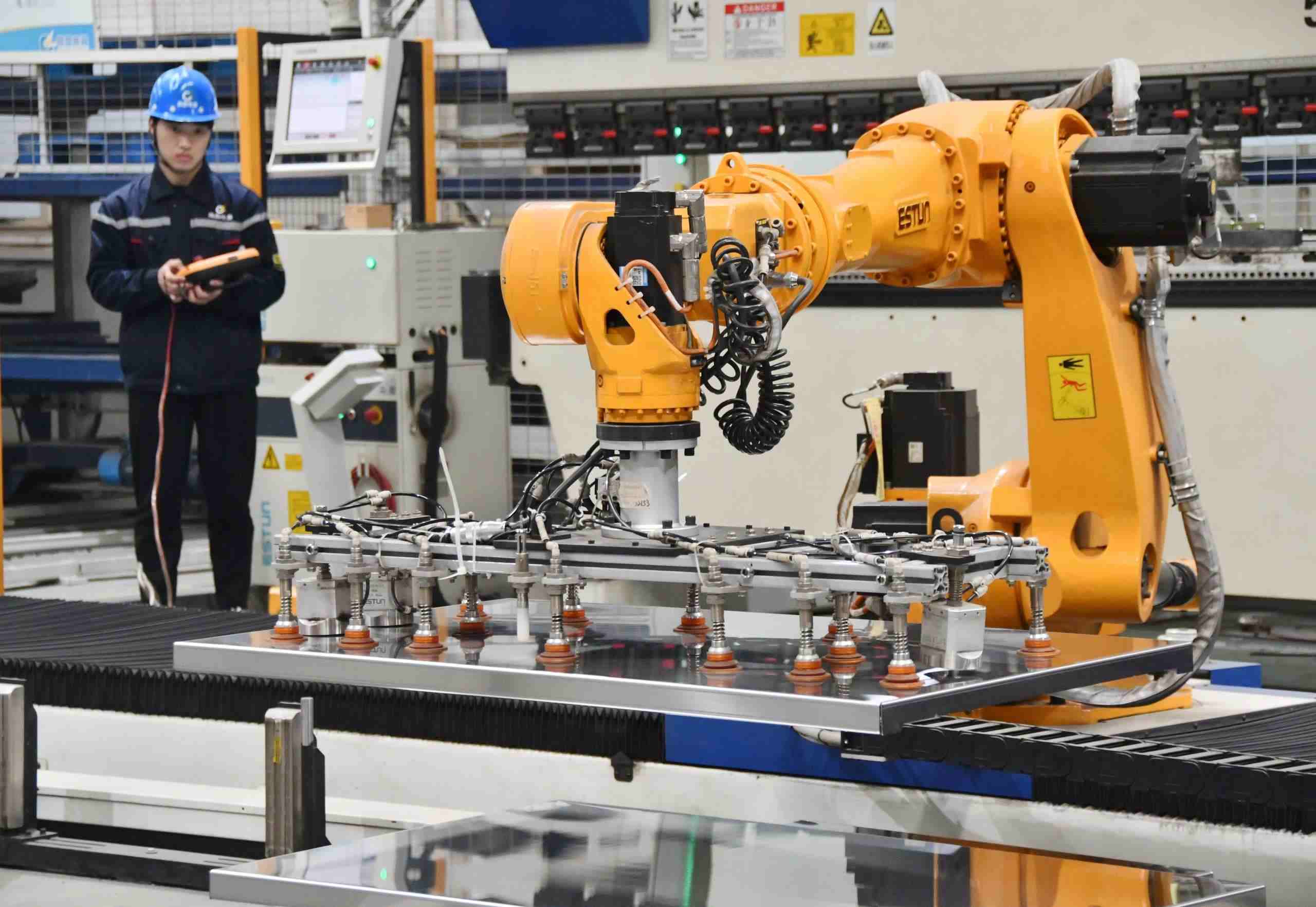 △2025年2月21日，河北邯鄲永年區(qū)工業(yè)園區(qū)的一家企業(yè)，工人正在操控工業(yè)機器人作業(yè)。