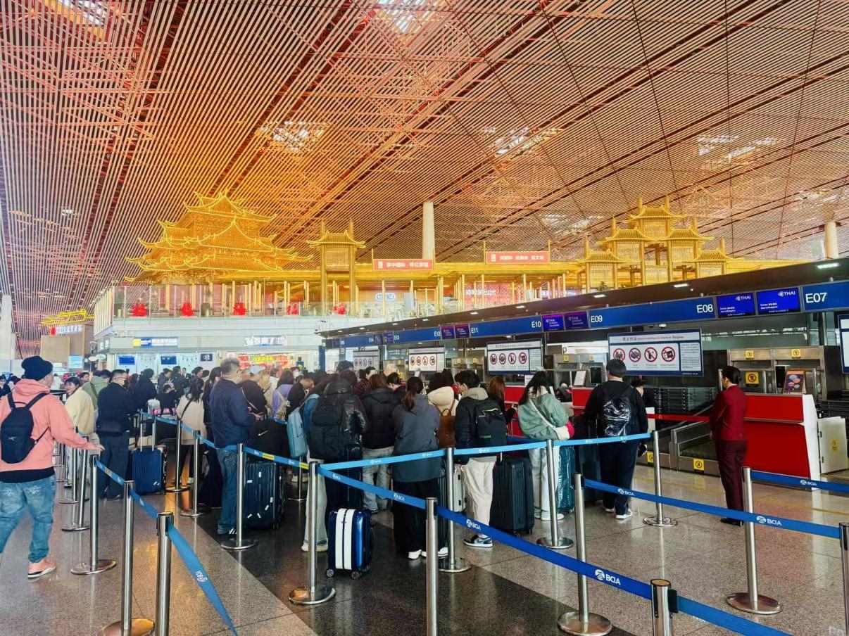 旅客在首都機場值機柜臺辦理乘機手續(xù)。人民網(wǎng)記者 喬雪峰攝