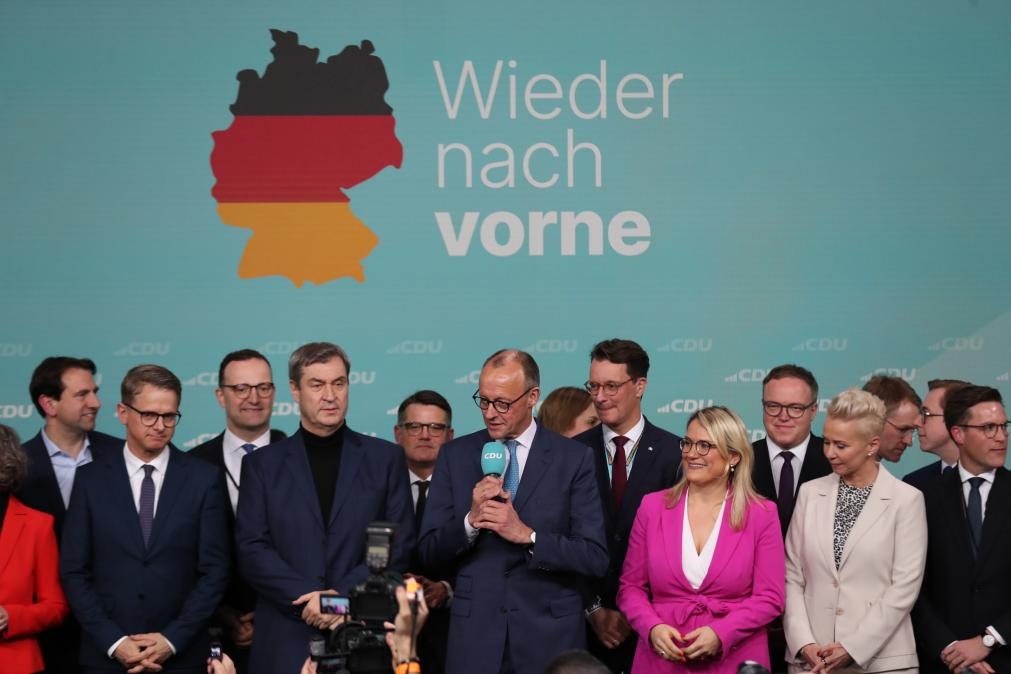 2月23日，在德國(guó)柏林的基督教民主聯(lián)盟總部，聯(lián)盟黨總理候選人默茨（中）在出口民調(diào)顯示領(lǐng)先后接受祝賀。新華社記者杜哲宇攝