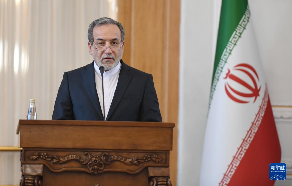 2月25日，在伊朗德黑蘭，伊朗外交部長阿拉格齊出席聯(lián)合新聞發(fā)布會。新華社記者 沙達提 攝