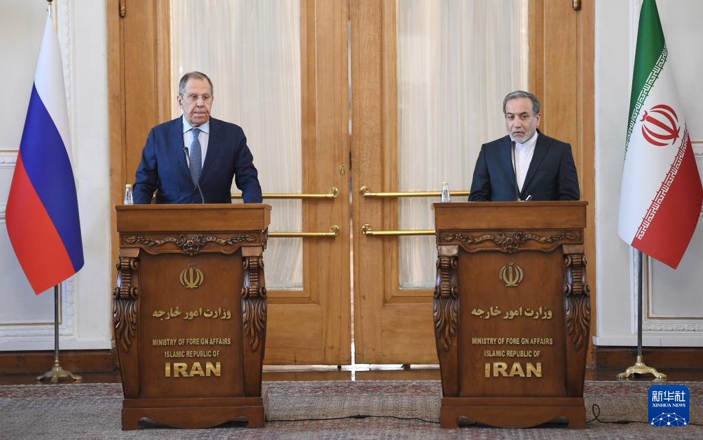2月25日，在伊朗德黑蘭，伊朗外交部長阿拉格齊（右）與俄羅斯外長拉夫羅夫出席聯(lián)合新聞發(fā)布會。新華社記者 沙達提 攝