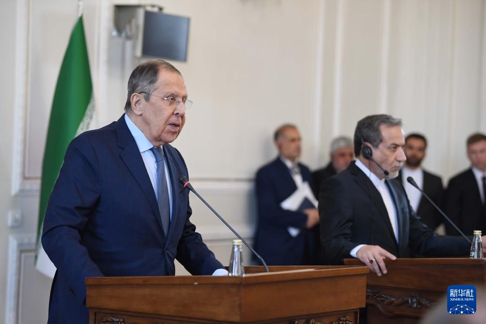 2月25日，在伊朗德黑蘭，俄羅斯外長拉夫羅夫（左）與伊朗外交部長阿拉格齊出席聯(lián)合新聞發(fā)布會。新華社記者 沙達提 攝