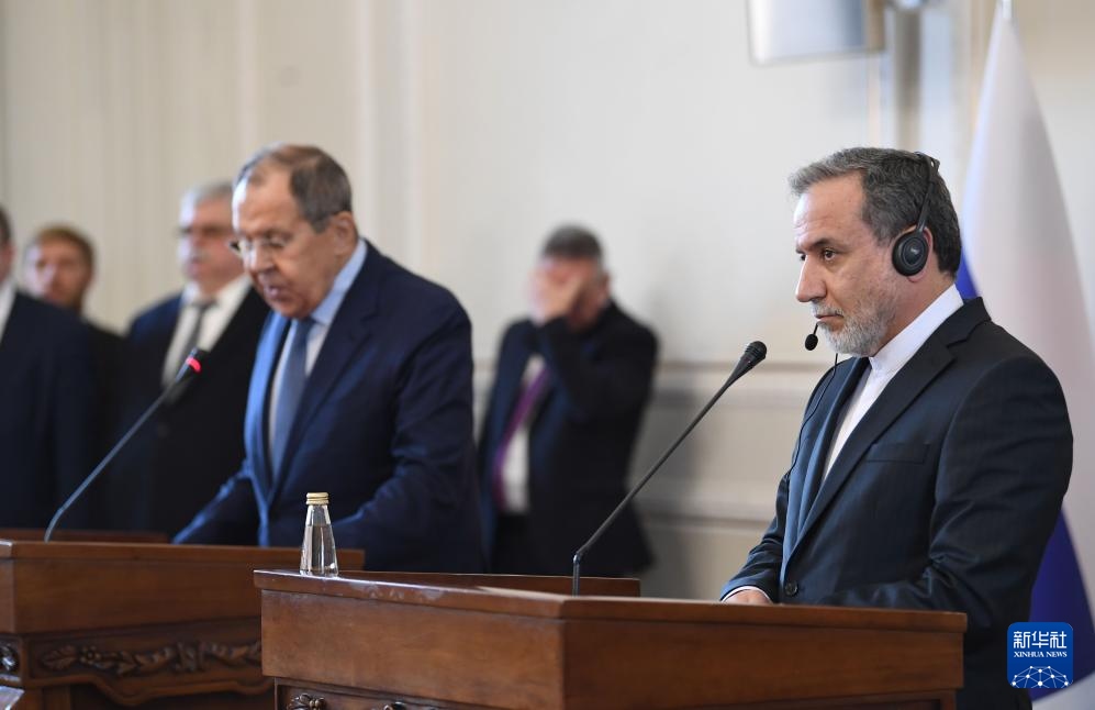 2月25日，在伊朗德黑蘭，伊朗外交部長阿拉格齊（右）與俄羅斯外長拉夫羅夫出席聯(lián)合新聞發(fā)布會。新華社記者 沙達提 攝