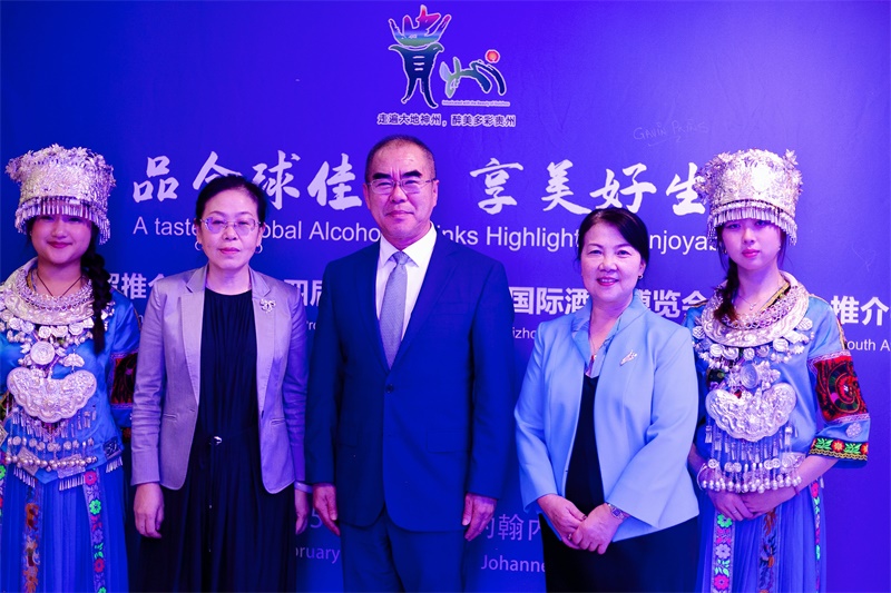 潘慶江總領(lǐng)事與王洪波秘書長合影。（南非貴州商會供圖）