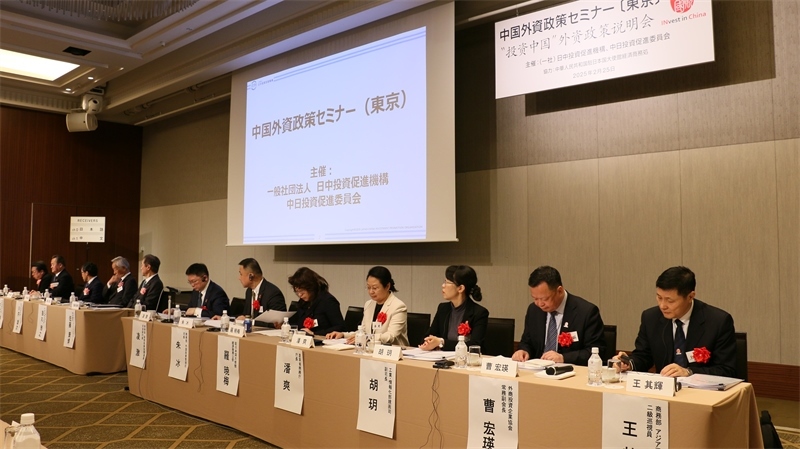 商務(wù)部和工業(yè)和信息化部相關(guān)司局負責(zé)人進行政策說明以及答疑解惑。人民網(wǎng) 許可攝