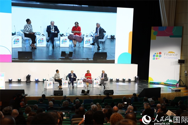 第5屆“共同金融”峰會(huì)在南非開普敦國際會(huì)議中心開幕。圖為峰會(huì)開幕式現(xiàn)場。人民網(wǎng)記者戴楷然攝