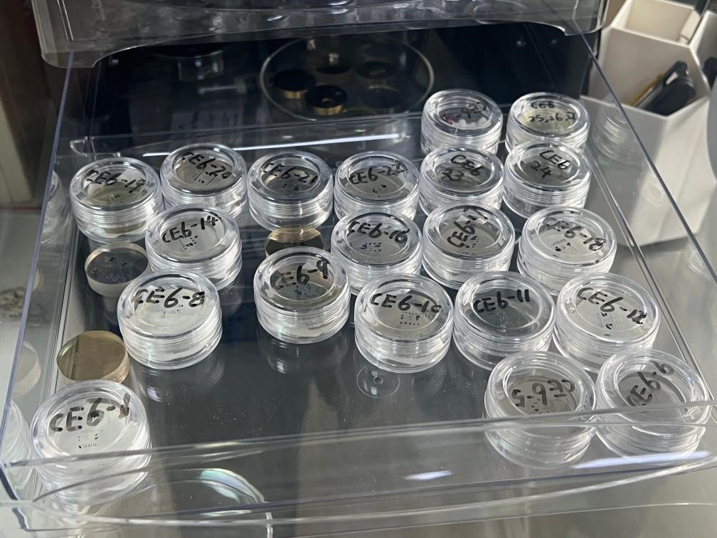 包含嫦娥六號樣品的樹脂靶。新華社記者 溫競華 攝