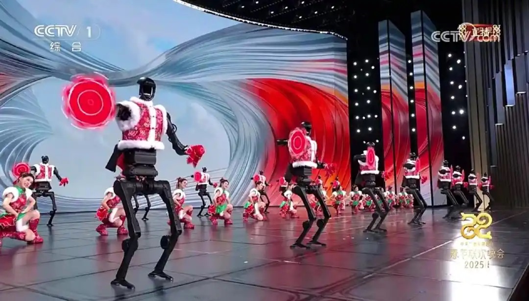 △今年春晚，宇樹科技人形機(jī)器人身穿東北特色的花棉襖扭秧歌，呈現(xiàn)出全新視覺效果。
