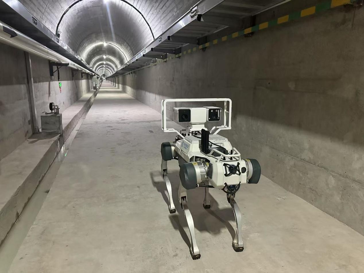 機器人正在對大壩廊道進行巡檢，重點監(jiān)測裂縫，滲水點，積水等。水利部供圖