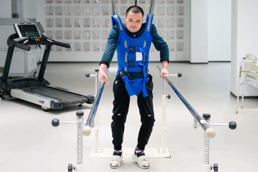 在術(shù)后第14天，患者依靠自身運(yùn)動意圖行走。復(fù)旦大學(xué)供圖