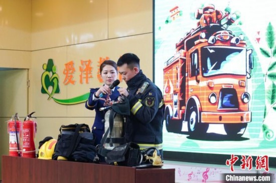 圖為消防員介紹消防裝備。中新社記者 趙宇航 攝