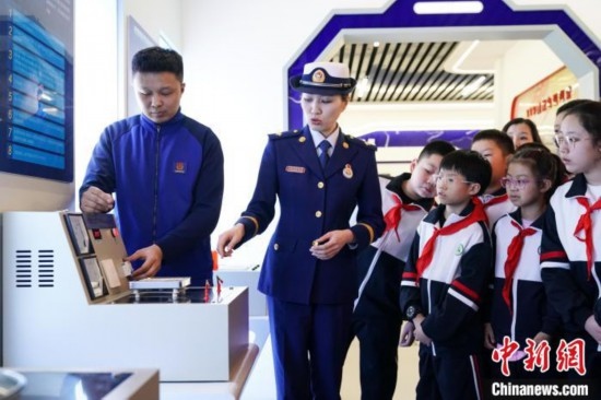 圖為學(xué)生們參觀道里區(qū)消防救援大隊(duì)消防科普體驗(yàn)館內(nèi)電器火災(zāi)演示實(shí)驗(yàn)臺(tái)。中新社記者 趙宇航 攝