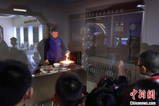 圖為學(xué)生們參觀道里區(qū)消防救援大隊(duì)消防科普體驗(yàn)館內(nèi)火場真實(shí)體驗(yàn)演示區(qū)。中新社記者 趙宇航 攝