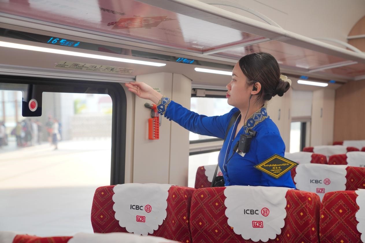 中老鐵路瀾滄號動車組列車長小麗正在進行車廂檢查。老中鐵路有限公司供圖