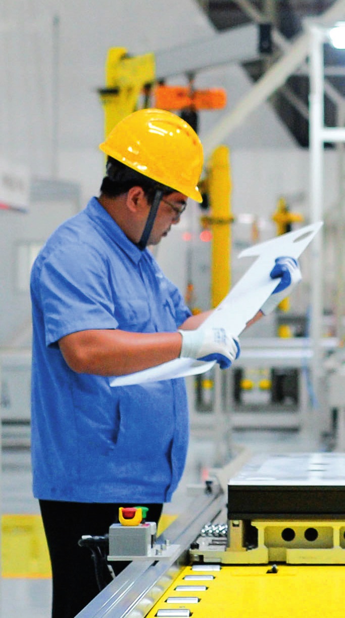 工人在位于廣東珠海的緯景儲(chǔ)能珠海“超G工廠”工作（2024年5月19日攝）。李任滋攝/本刊