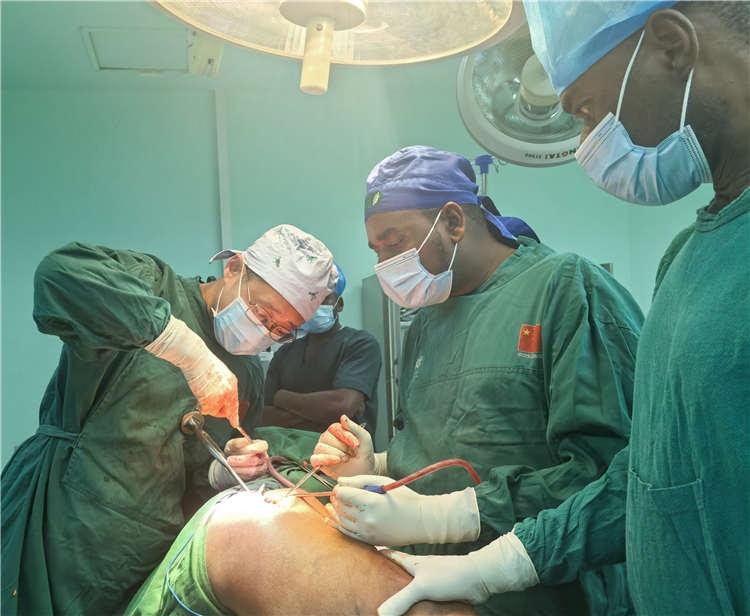 王磊醫(yī)師手術(shù)中。中國援桑醫(yī)療隊(duì)供圖