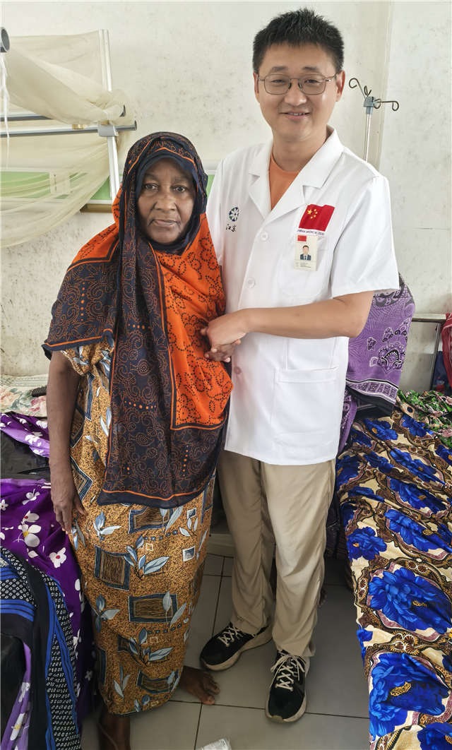 術(shù)后第二天患者即能站立。中國援桑醫(yī)療隊(duì)供圖