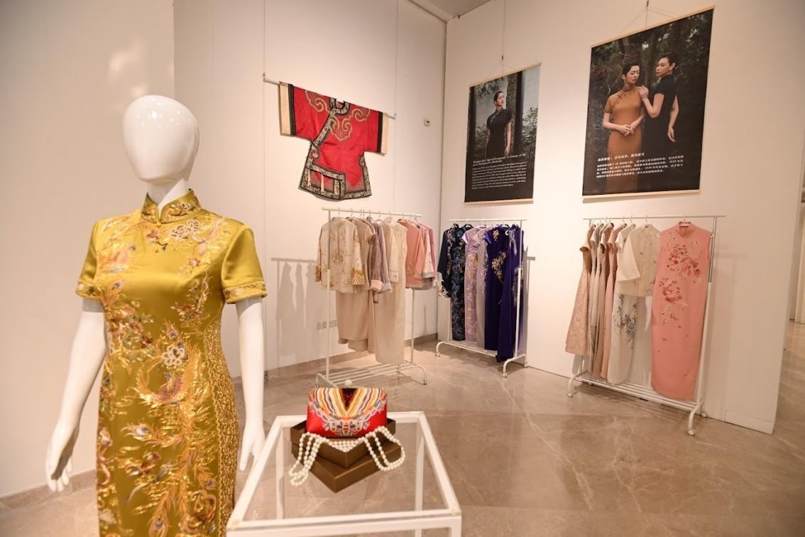 展覽現(xiàn)場(chǎng)展出各種款式的精美旗袍。新加坡中國(guó)文化中心供圖
