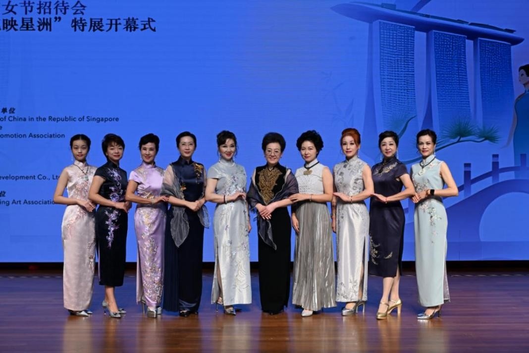 海派旗袍走秀展示著不同款式旗袍的獨(dú)特魅力。新加坡中國(guó)文化中心供圖