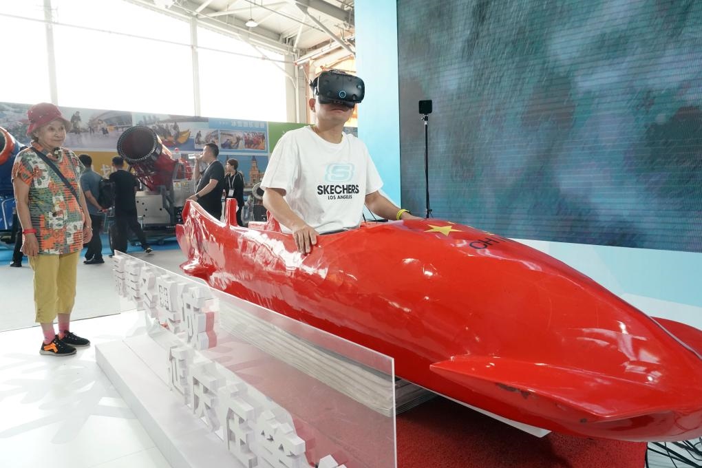 2023年9月15日，觀眾在2023國(guó)際冬季運(yùn)動(dòng)（北京）博覽會(huì)現(xiàn)場(chǎng)通過(guò)VR設(shè)備體驗(yàn)雪車。新華社記者 任超 攝