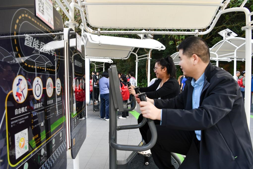 2024年1月20日，市民在蓮花山公園西區(qū)室外智能健身房參加競(jìng)賽活動(dòng)。當(dāng)日，深圳市室外智能健身競(jìng)賽活動(dòng)舉行。新華社記者 梁旭 攝